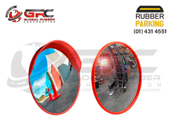 Espejo convexo panorámico de policarbonato en uso en estacionamiento para ampliar la visibilidad.