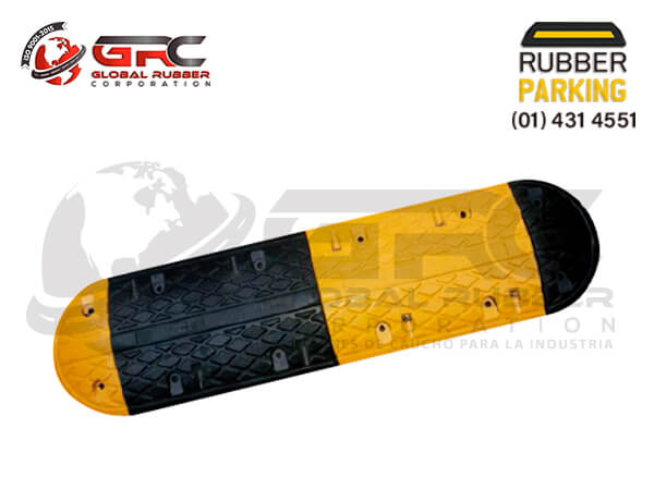 Reductor de velocidad de caucho resistente al peso, su diseño con franjas amarillas facilitan su visualización.