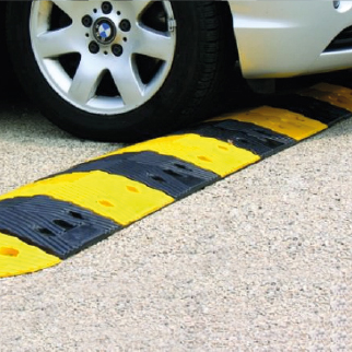 Reductor de velocidad de caucho resistente al peso, su diseño con franjas amarillas facilitan su visualización.